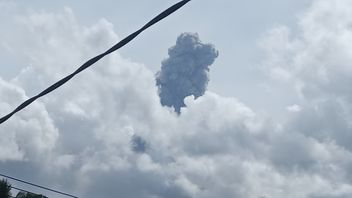 北マルクのドゥコノ山噴火火は2.6キロメートルの高さの火山灰を発射する