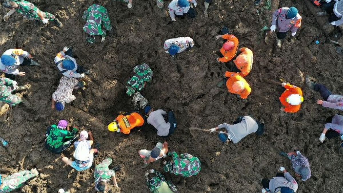 西帕萨曼马拉帕的山体滑坡受害者，被3米土壤掩埋