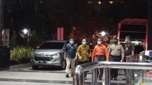 Penampilan Hakim PN Surabaya Itong saat Tiba di KPK, Pakai Batik Sambil Tenteng Tas Kulit, Tapi Menolak Komentar