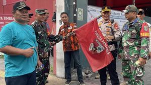 Polres Jakarta Pusat Tertibkan Ratusan Spanduk Liar Milik Ormas