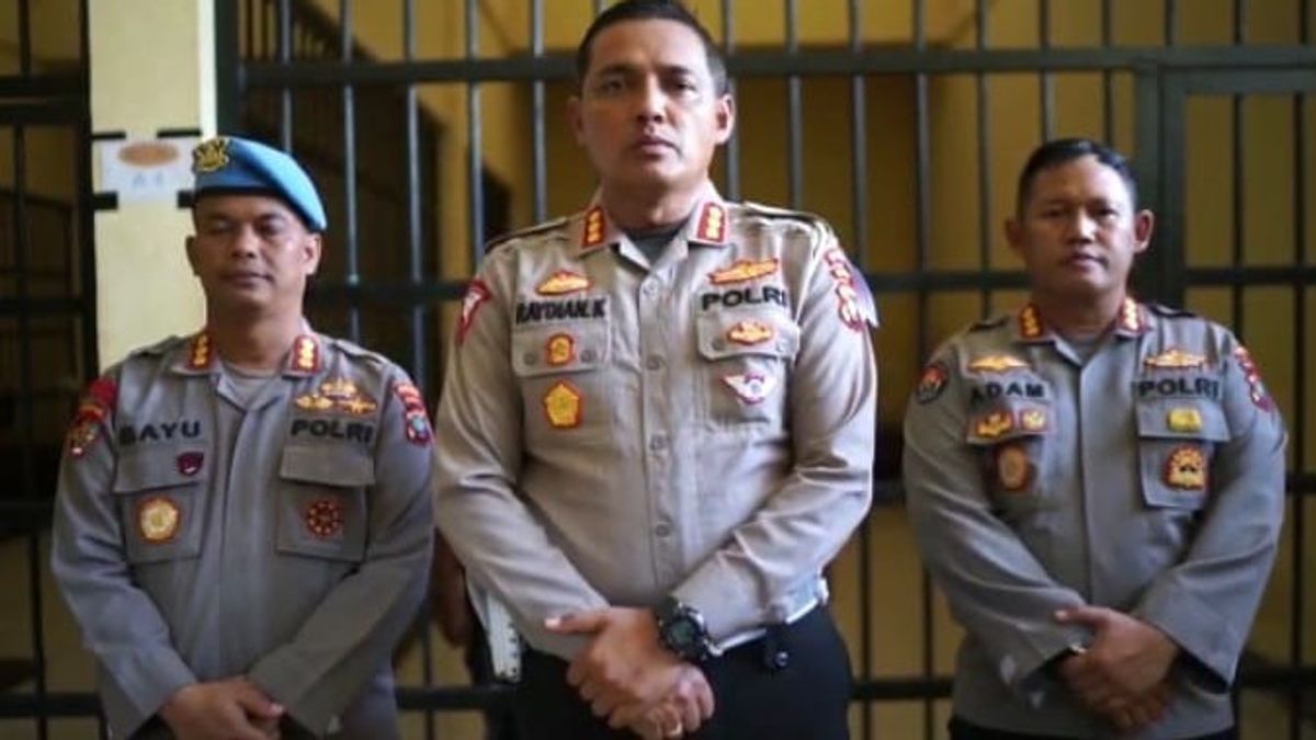 فيديو مثير لضابط شرطة يلعق كعكة عيد ميلاد TNI ، شرطة بابوا Dirlantas تعتقل على الفور الجاني وتعتذر