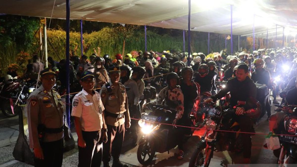 今夜のバカウヘニ港で混雑する逆流オートバイ旅行者