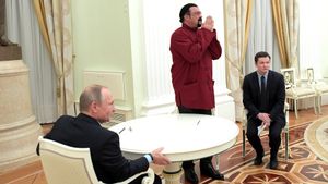 Presiden Putin Anugerahkan Penghargaan Tertinggi Rusia untuk Aktor Hollywood Steven Seagal