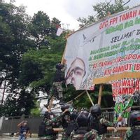 Baliho Rizieq Dicopot Pasukan TNI, Komisi I DPR: Bisa Saja karena Langgar Aturan