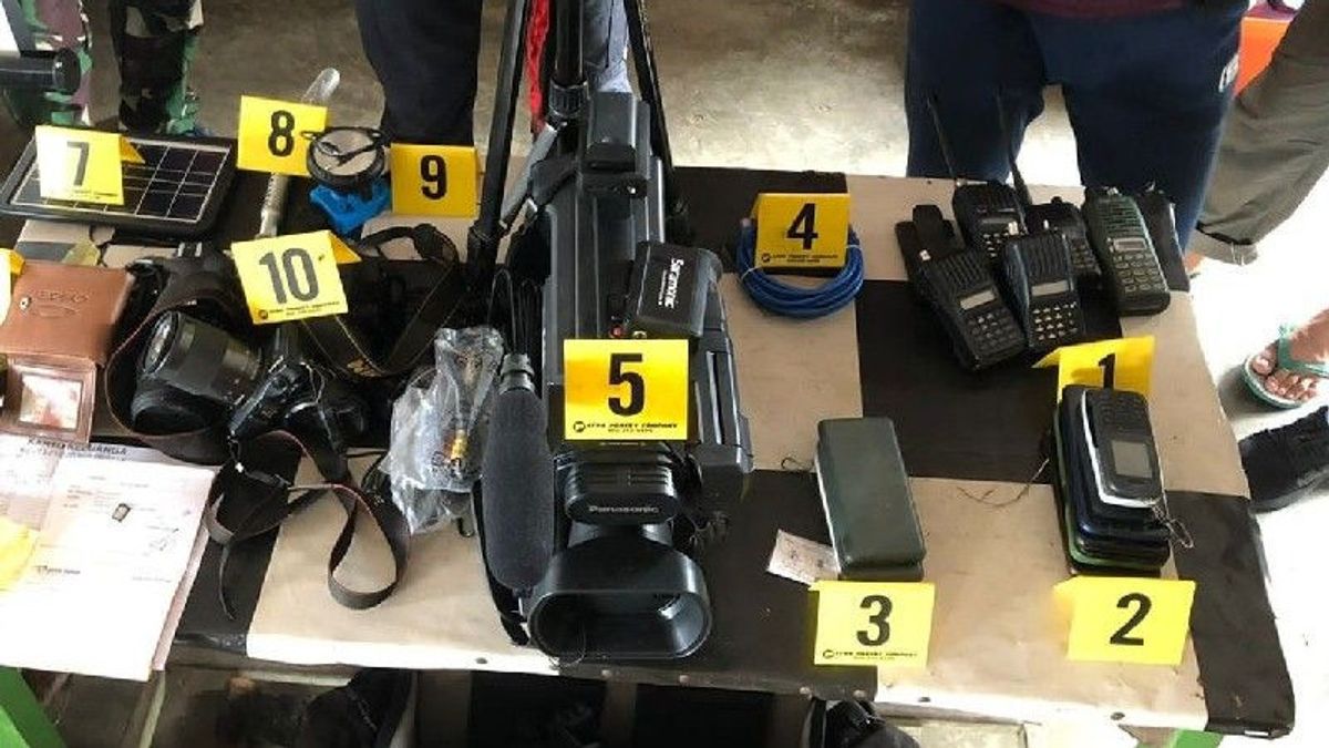 صفوف من دعاية KKB Egianus Kogoya أدوات عادلة صادرتها الشرطة: الكاميرا والجوال والراديو وحزب التحرير