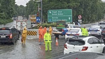 ソエッタ空港方面の有料道路はまだ水浸し