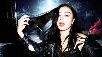 Charli XCX Kasih Kode Album Baru, The Producer opens the Voice