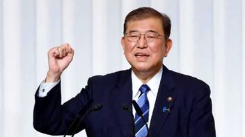 日本の首相は早期選挙のために議会を解散