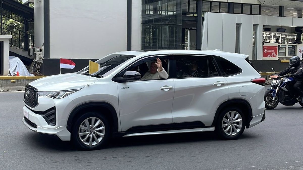 Riding A Simple Car, Pope Francis Arrives At The Vatican Embassy