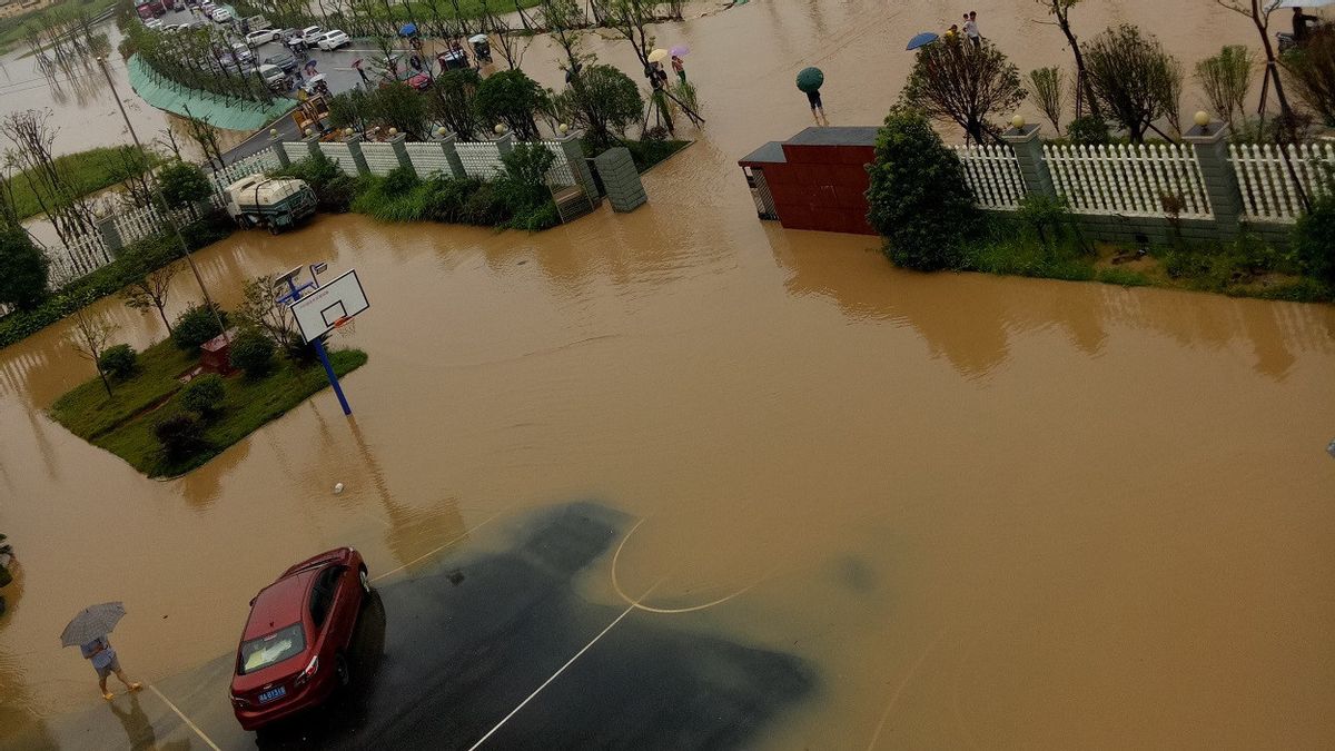 四川省暴雨引发的洪灾，中国政府疏散8万人