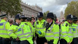 جاكرتا (رويترز) - ألقت الشرطة البريطانية القبض على 27 ناشطا من نشطاء اسم 