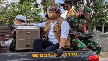 Bupati Bangkalan Ajak Ulama Naik Mobil Pikap Polisi Keliling Desa Bujuk Warga Taati Prokes