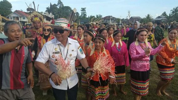 Ribuan Warga Dayak Pimping Ramaikan Pesta Meja Panjang