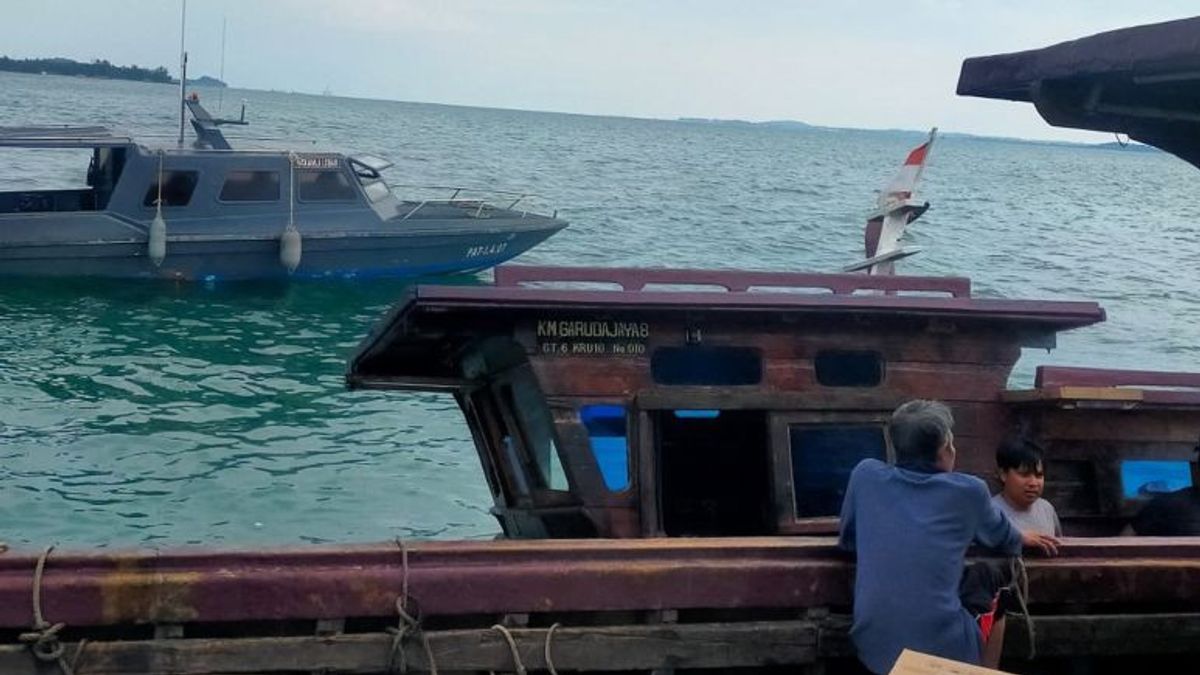 The Indonesian Navy Evacuated Crew From The Kandas Ship That Hit The Karang In Batam