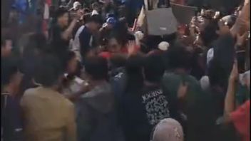 Sahroni's Safe Looted, Residents Share Singapore Dollars