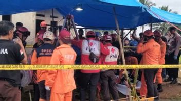 巴萨纳斯·钱朱尔(Basarnas Cianjur)正在等待疏散辅助工具4名工人掉进井中,怀疑他们含有危险的天然气