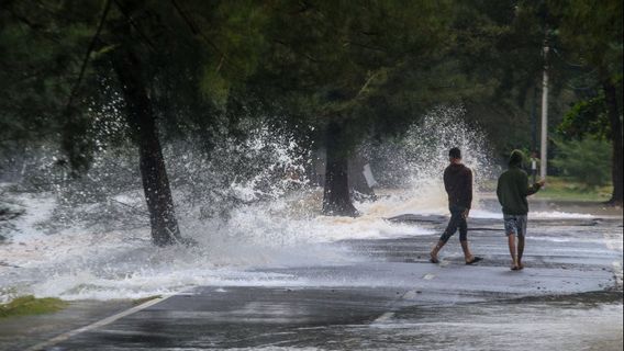 给海岸上的马纳多居民的信息：当心4米海浪