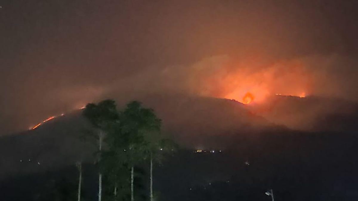 メルバブ山の火災4日目、BNPBが水爆ヘリコプターを配備