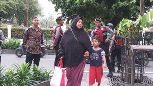 President Jokowi Distributes Basic Food For Residents At The Great Building