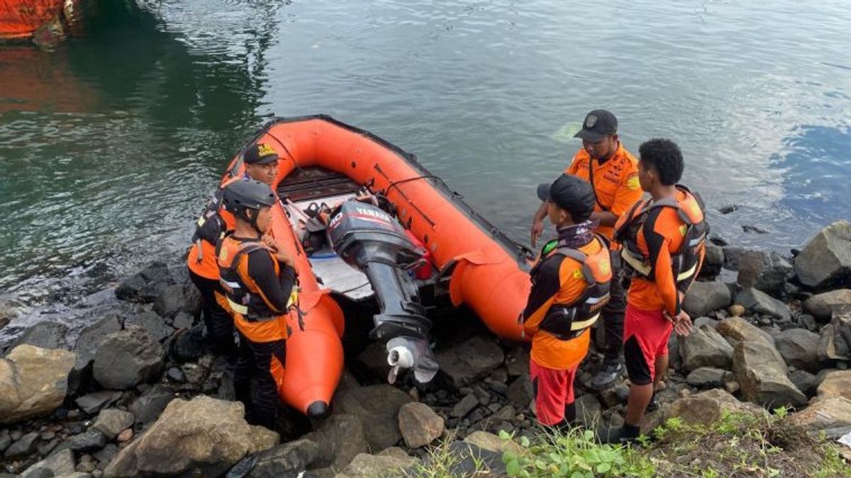 SAR Team Searches For Missing Residents On Bengkulu Red Lantern Beach