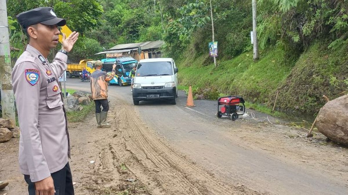 Landslide Material Has Been Eliminated, Traffic Flow On Garut-Pameungpeuk Main Line Is Back To Normal