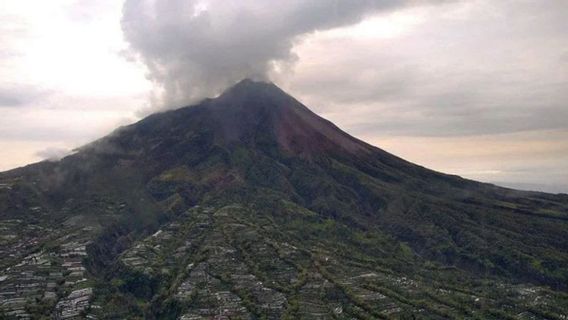 メラピ山は熱い雲の6倍を打ち上げ、秋は1,500メートルに達する