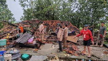 数十所房屋和公共设施在Klaten被强风破坏