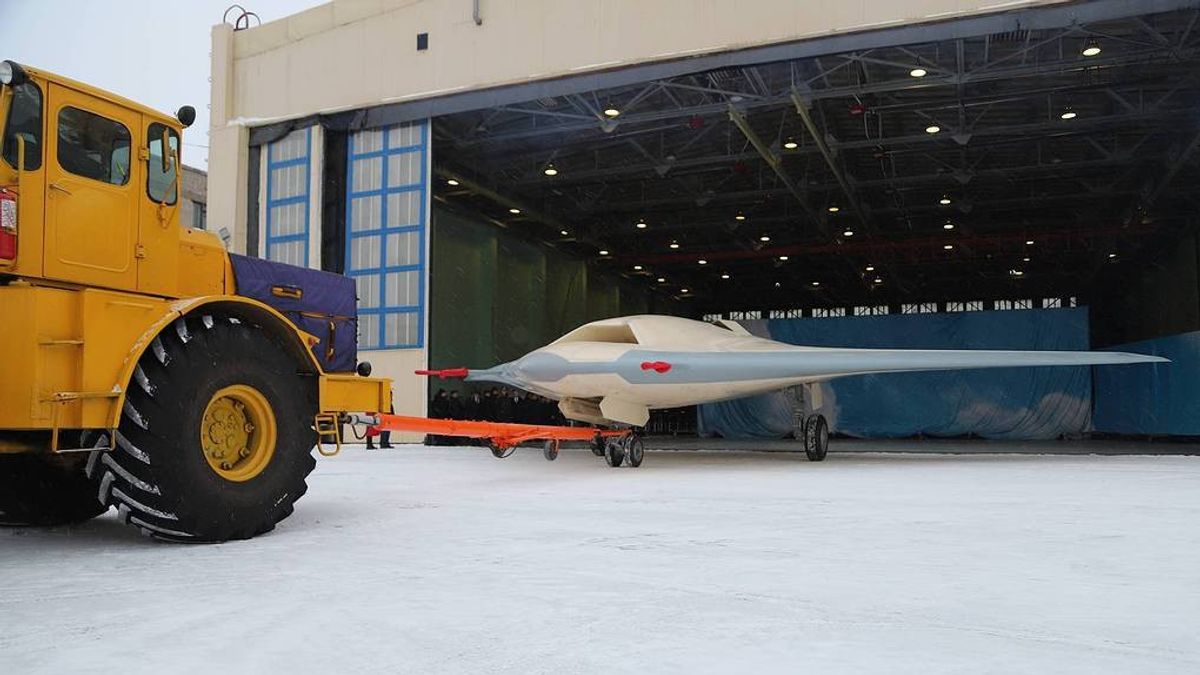 روسيا تطلق أول نموذج أولي للطيران من الجيل الجديد S-70 الشبح هجوم ثقيل طائرة بدون طيار Okhotnik