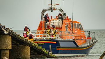 韩国-日本搜救队在独岛海域搜寻落水船员的印度尼西亚移民工人