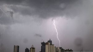 Waspada! Hujan Petir hingga Berawan Tebal Akan Guyur Banyak Wilayah Indonesia