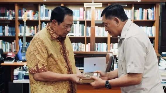 Menhan Antarkan Undangan Upacara HUT ke-80 RI ke SBY