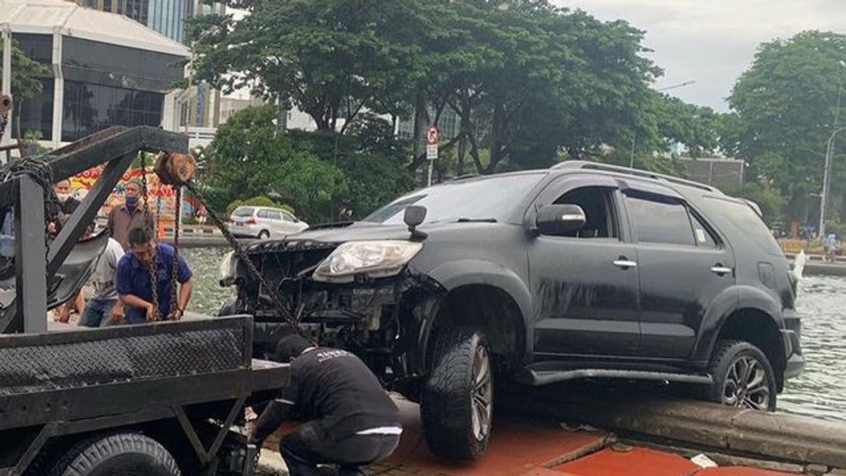 Mobil Fortuner Tercebur di Kolam Patung Kuda, Sopir Diduga Mengantuk