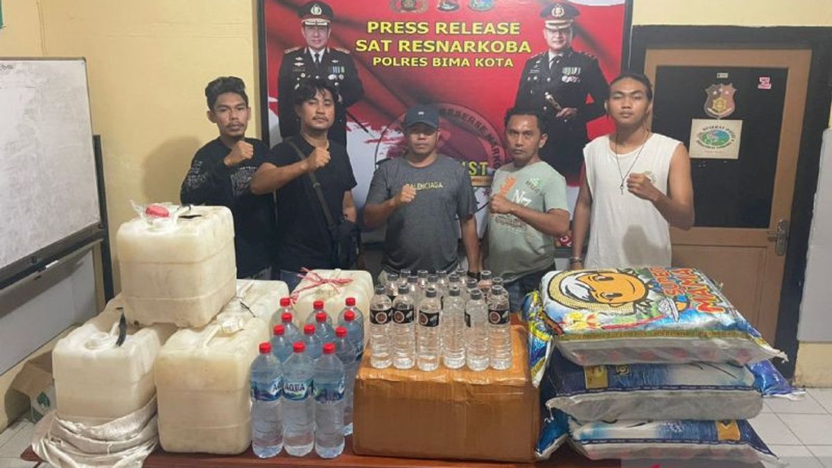 Razia Polres Bima Kota, 102 Botol Arak dan 6 Jeriken Berisi Tuak Disita dari Lapak Pedagang