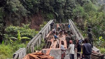  TNI 与市民一起修复被 OTK 损坏的萨哈尤亚利莫桥