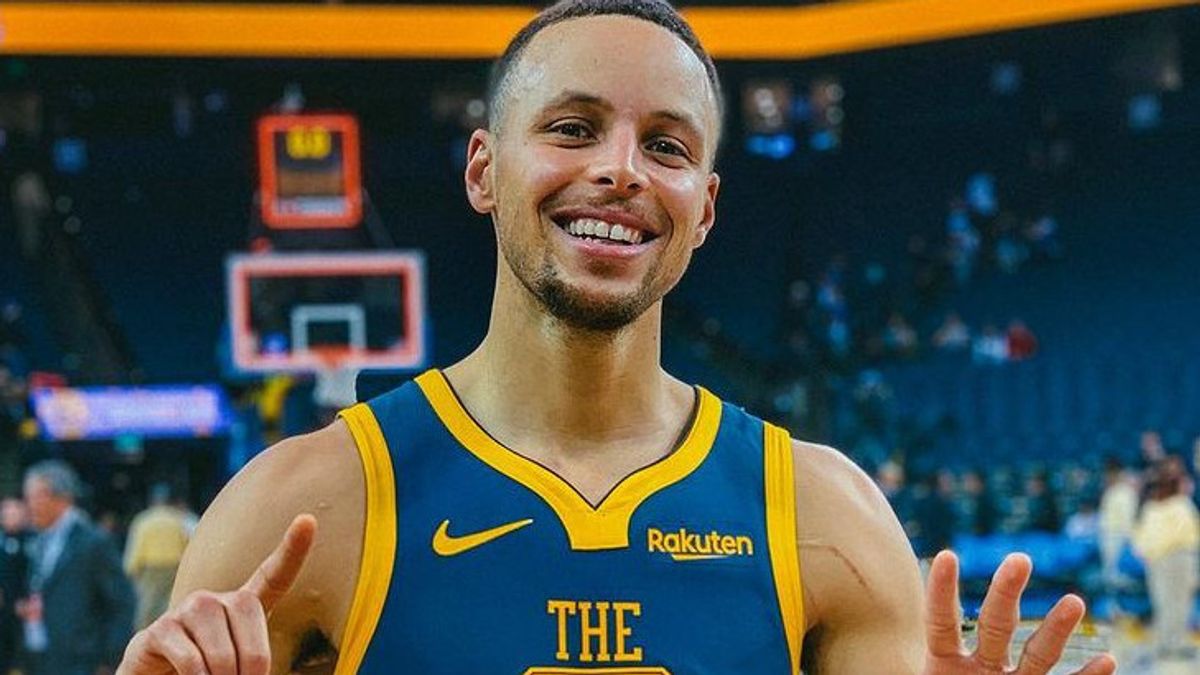This Basketball Player Says Stephen Curry Looks Like Michael Jordan But Without A Slam Dunk