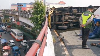 トラックがCiputat Flyoverで横転:交通渋滞に巻き込まれた運転手、オートバイのユーザーがUターンする