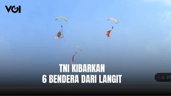 TNI Kibarkan 6 Bendera dari Langit