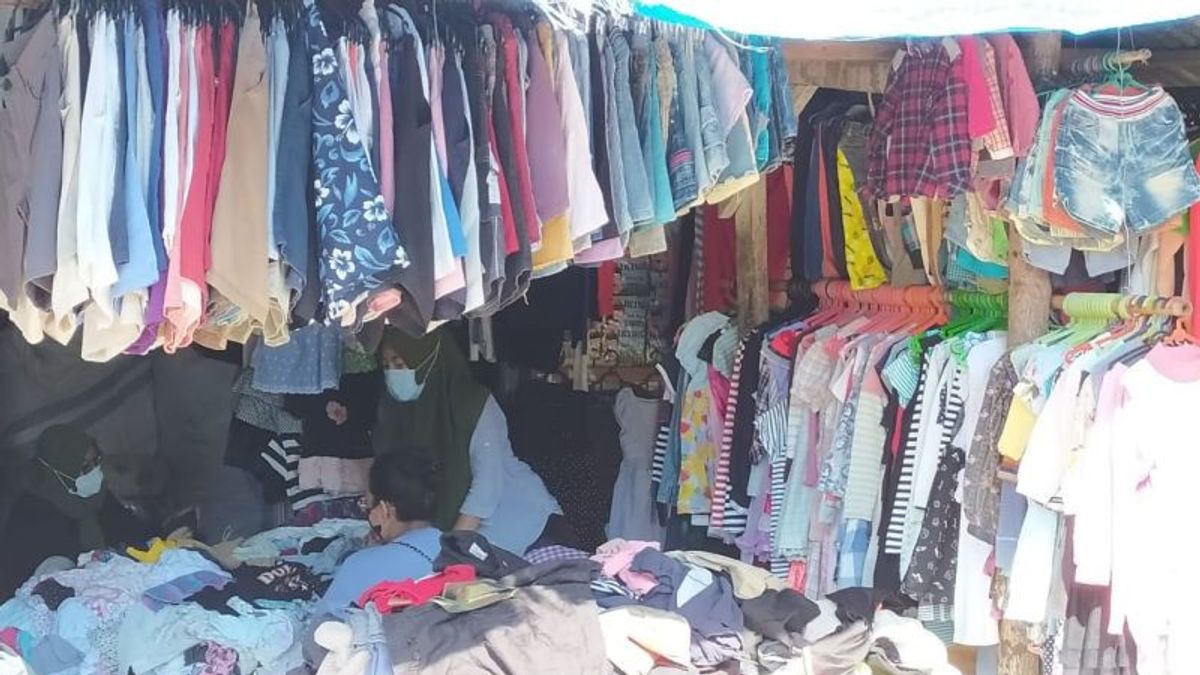 Les importations de vêtements d’occasion illégales ont détruit l’économie indonésienne, ministère des Entreprises d’État : L’application de la loi doit être resserie