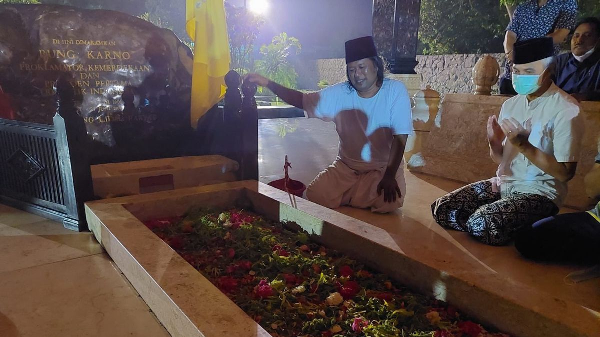 Accompanied By Gus Muwafiq, Ganjar Pilgrimage To Bung Karno's Tomb: Good People Help Even After Death
