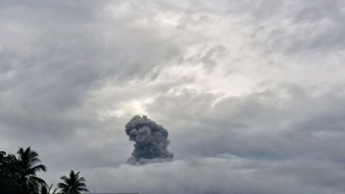 Gunung Ibu di Halmahera Barat Semburkan Abu Setinggi hingga 600 Meter
