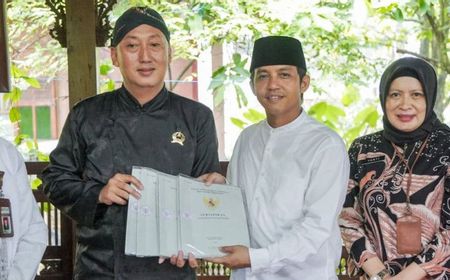 Lanjutkan Perintah Menteri Hadi Tjahjanto, Wamen ATR/BPN Serahkan Sertifikat Tanah Warisan Sunan Kalijaga