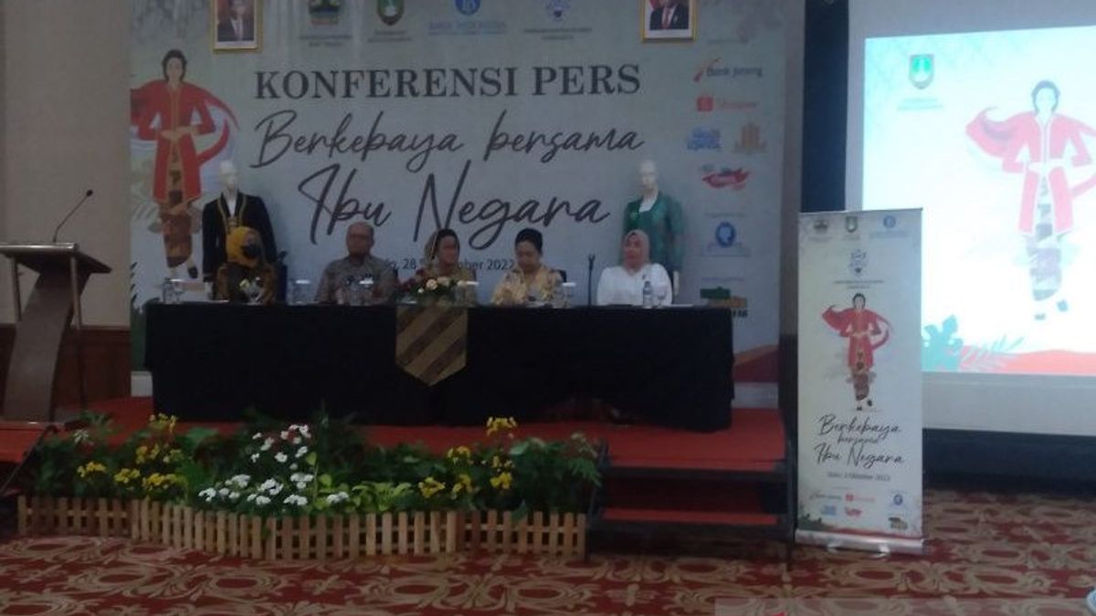 今週ソロでケバヤパレードに参加し、イリアナジョコウィはインドネシアのすべての知事の妻を連れてきます