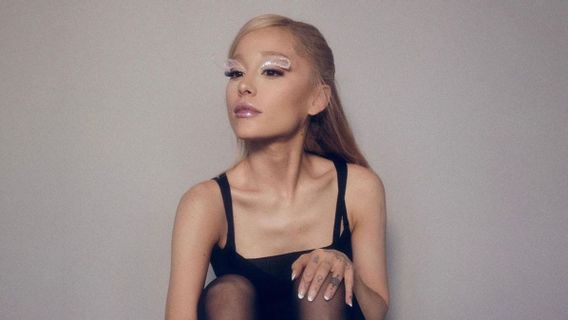 2 Bulan Bercerai dari Dalton Gomez, Ariana Grande Terciduk Makan Malam Bersama Ethan Slater