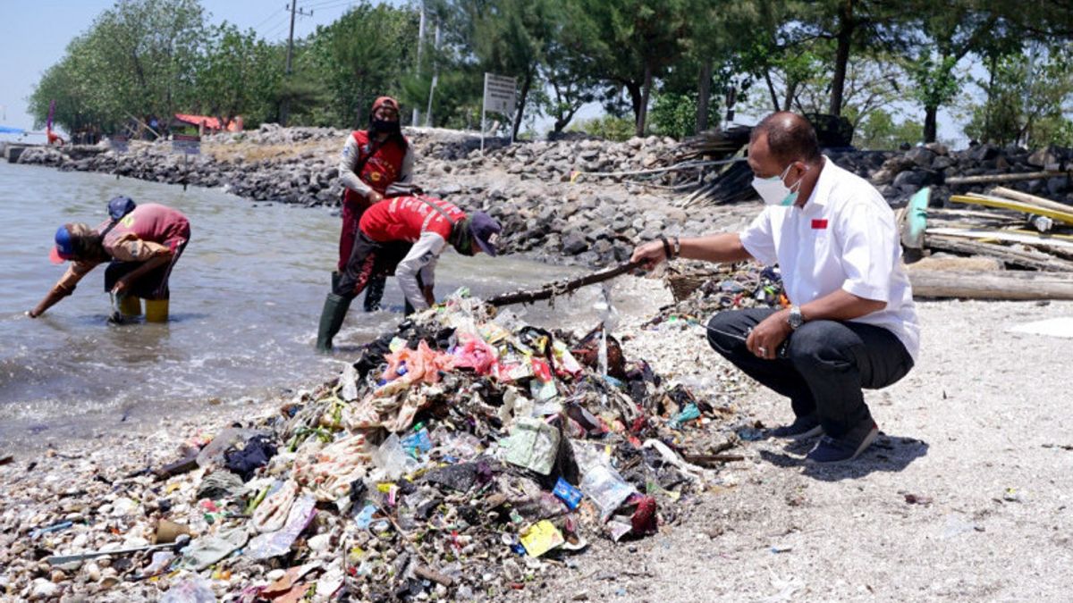 ووالي سورابايا أرموجي تدعو السكان لتنظيف القمامة على شاطئ كينجران