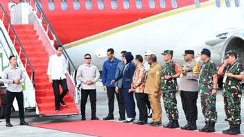 Tempuh Penerbangan 4 Jam, Jokowi Tiba di Papua Bakal Cek Stok Beras
