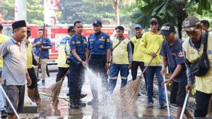 Ratusan Petugas Gabungan Bersihkan Fasum di Sekitar Monas Jelang HUT RI