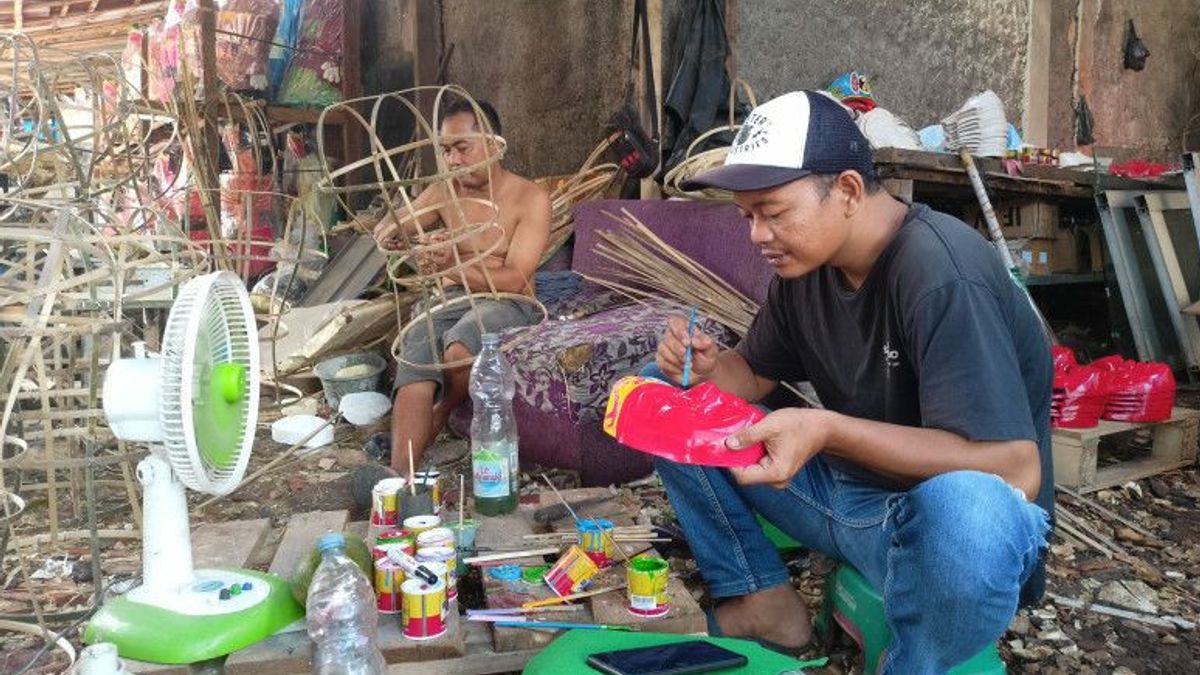 Sambil Rawat Budaya Betawi, Omzet Rumah Produksi Ondel-Ondel di Jagakarsa Capai Rp10 juta Per hari