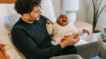 赤ちゃんの紫色の泣きの段階と克服するためのヒントを認識する