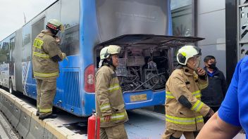 トランスジャカルタバスには別の問題があります!再びラワマングンで乗客を輸送エンジンが発火した