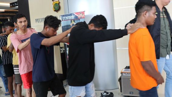 2 من 10 بلطجية من Cengkareng اعتقلتهم شرطة جاكرتا الغربية أصبحوا مشتبها بهم في الاضطهاد
